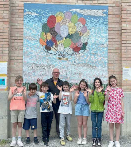 I bambini di Viano danno vita al loro sogno con il mosaico “Il volo della matita”