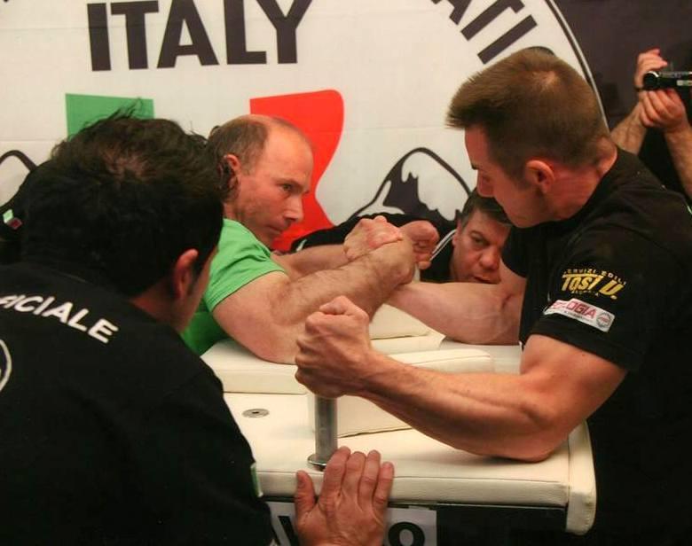 
	Franco Capra (maglietta verde) durante un incontro di braccio di ferro

