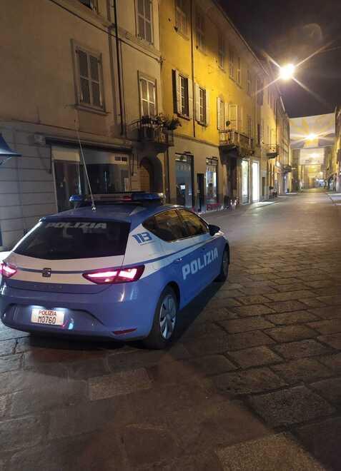Giornalista filma una rissa in centro a Reggio Emilia: «Picchiato e derubato del telefono»