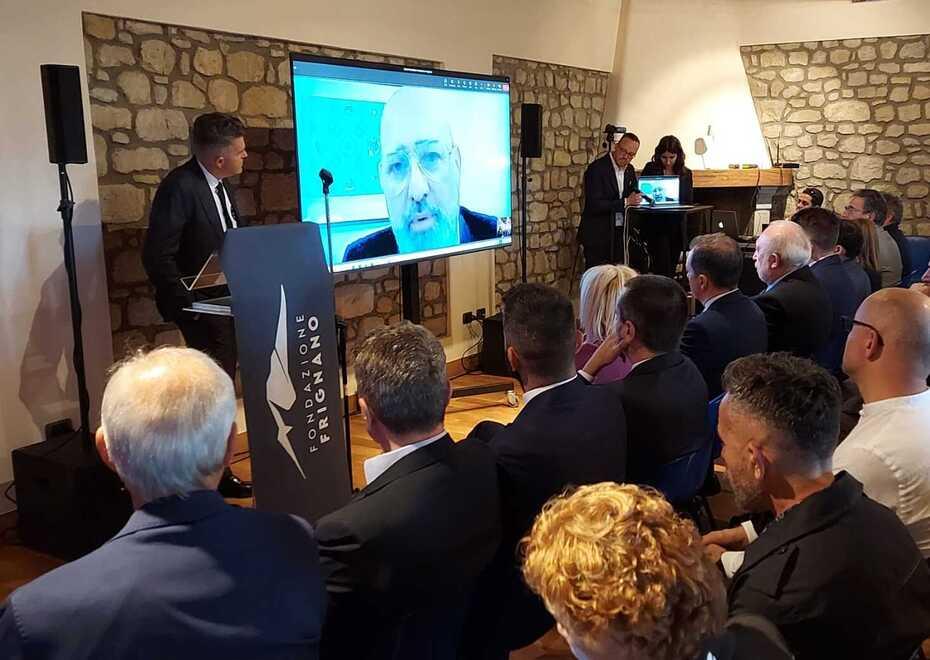 Pavullo, scatto di Bonaccini: «Da settembre nidi gratis in tutta la montagna» 