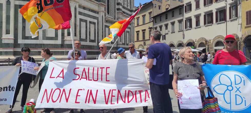 «Giù le mani dalla sanità pubblica», i medici toscani (sfiniti) si tolgono i camici e protestano