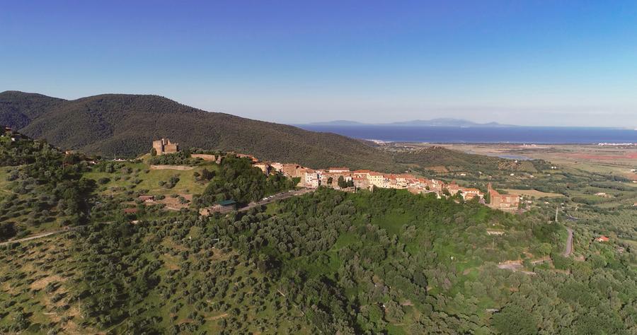 
	Una veduta del borgo di Scarlino

