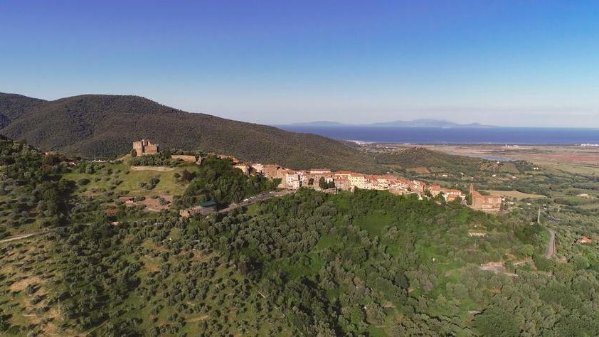 Una veduta del borgo di Scarlino