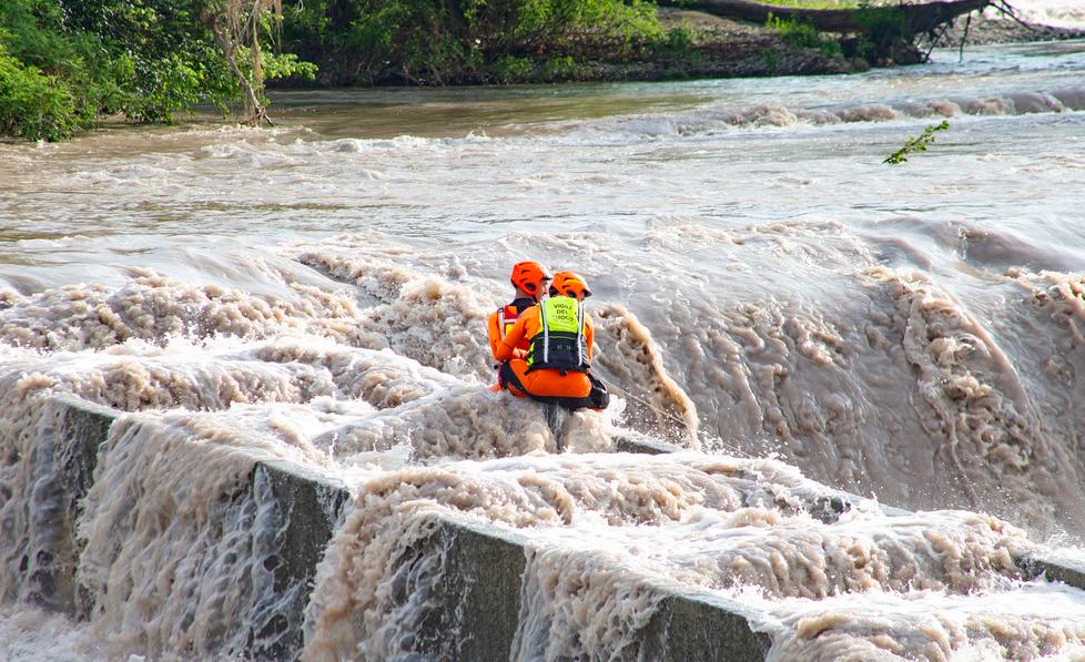 Modena, tre tuffi, poi sparisce nel fiume: in un video i suoi ultimi attimi 