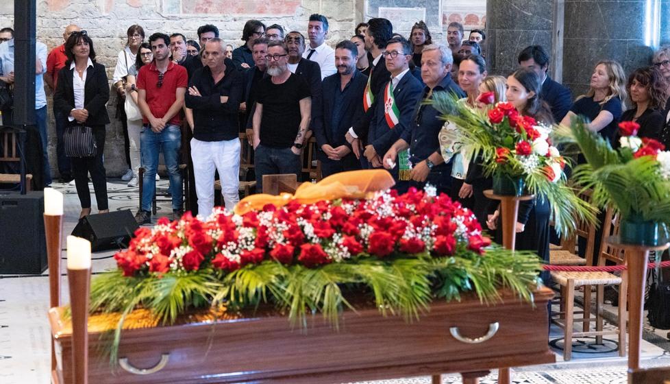 L’ultimo “bacino” a Francesco Nuti: applausi sulle note di “Sarà per te” cantata da Marco Masini