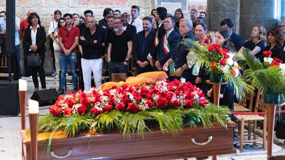 L’ultimo “bacino” a Francesco Nuti: applausi sulle note di “Sarà per te” cantata da Marco Masini