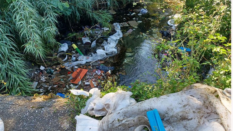 Pistoia, l’invaso idraulico al campo volo fa traslocare le roulotte dei rom