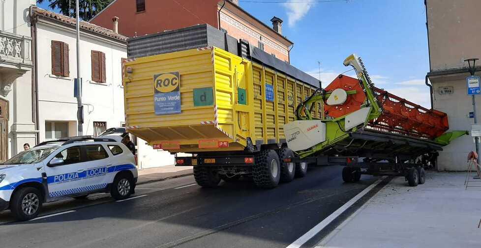 Paura a Migliaro, la barra si stacca e colpisce un edificio in centro