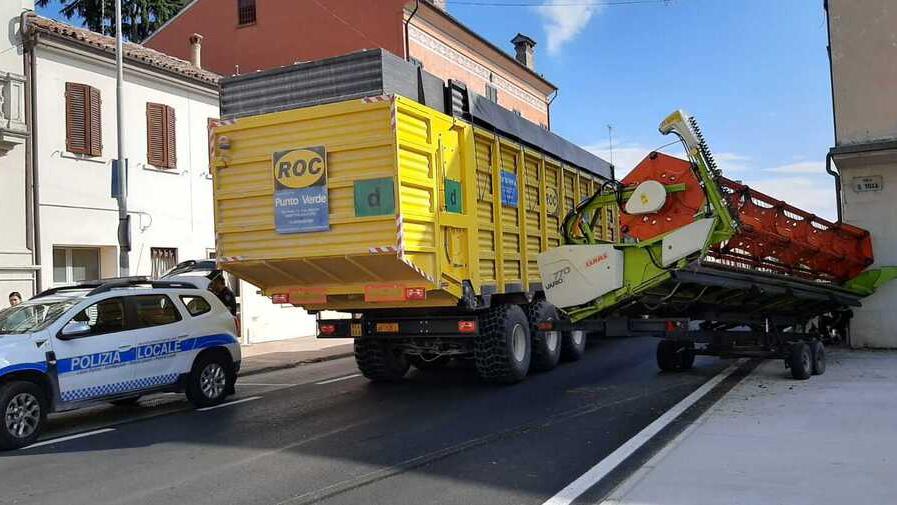 Paura a Migliaro, la barra si stacca e colpisce un edificio in centro