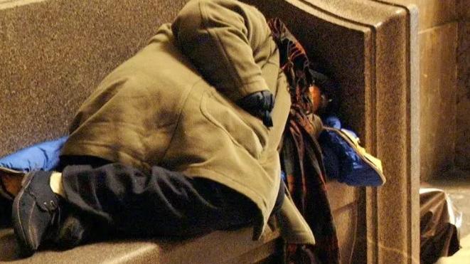 Firenze, clochard muore sulla soglia della basilica dopo una lite: indagato un altro senza tetto