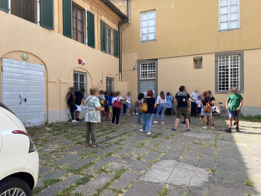 
	Perone in attesa all'ufficio passaporti della questura

