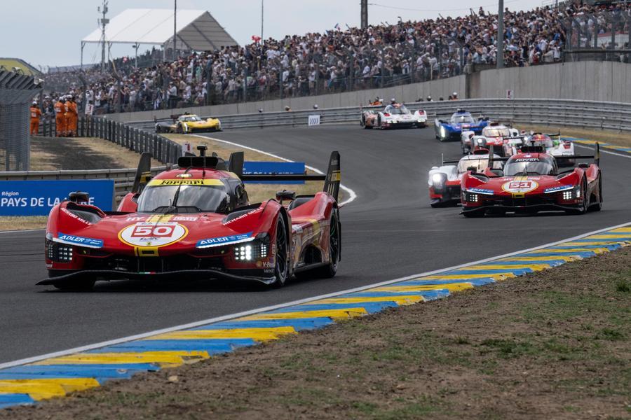 Ferrari festeggia la vittoria alla 24 ore di Le Mans con una parata a Maranello