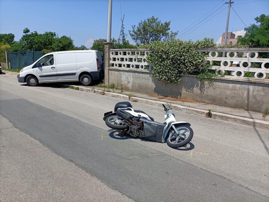 Livorno, col furgone investe il vicino di casa sullo scooter: arrestato per tentato omicidio