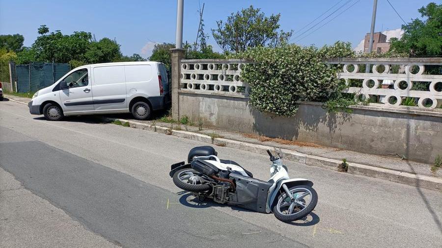 Livorno, col furgone investe il vicino di casa sullo scooter: arrestato per tentato omicidio