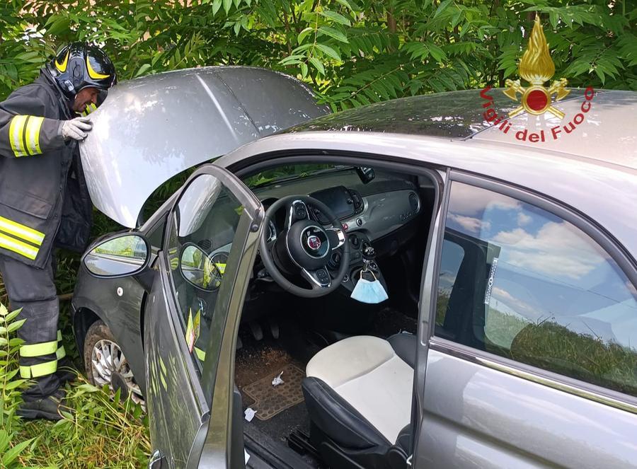 
	L'auto fuori strada

