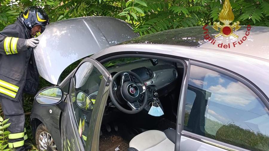 L'auto fuori strada