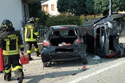 Bondeno, si schianta contro due auto parcheggiate
