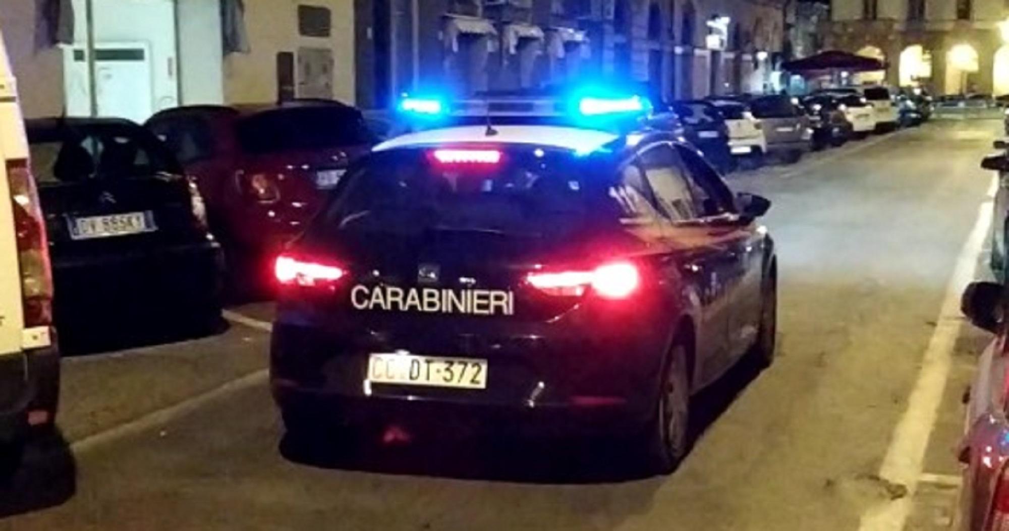 Una pattuglia dei carabinieri (foto d'archivio)