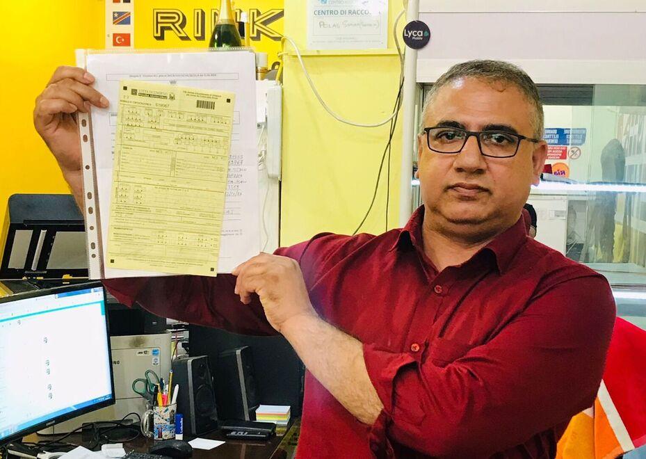 Polas Shaha mentre mostra la multa
