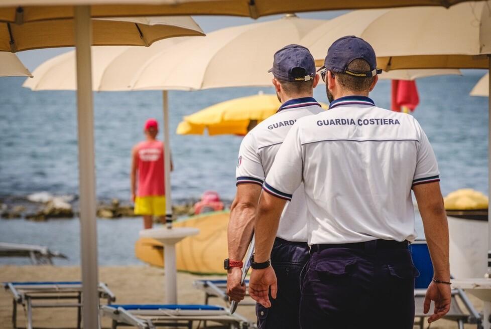 Due militari della guardia costiera (foto d'archivio)