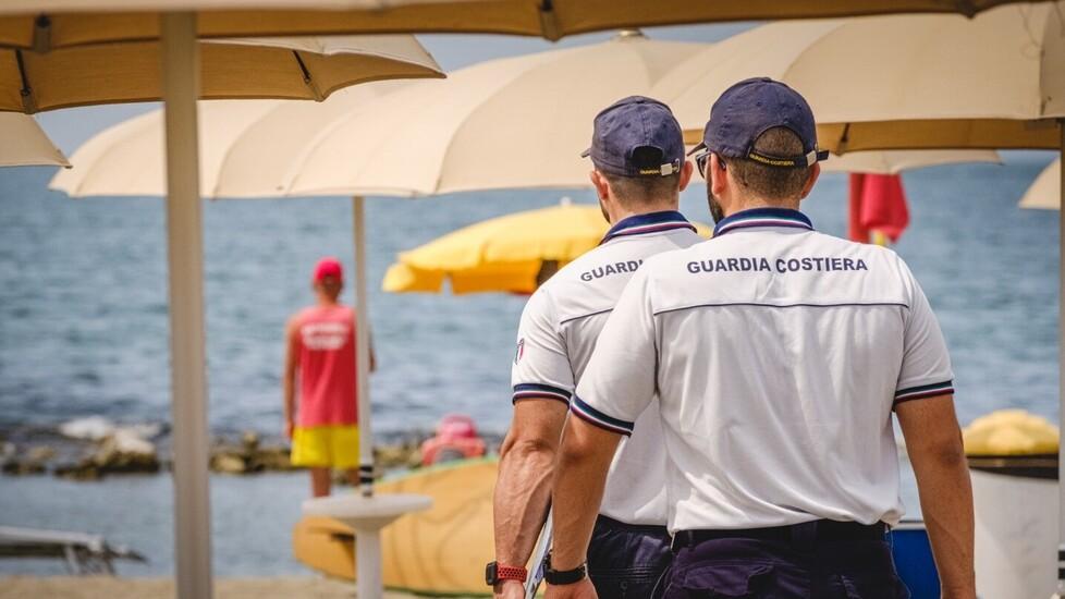 Due militari della guardia costiera (foto d'archivio)