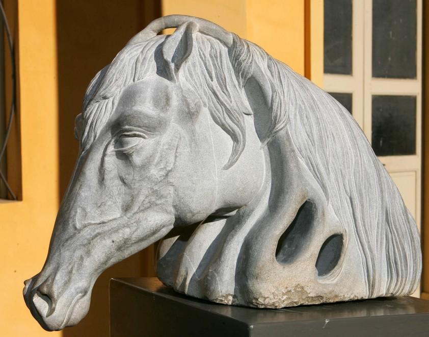 Le opere di Vasco Montecchi esposte en plein air nel borgo