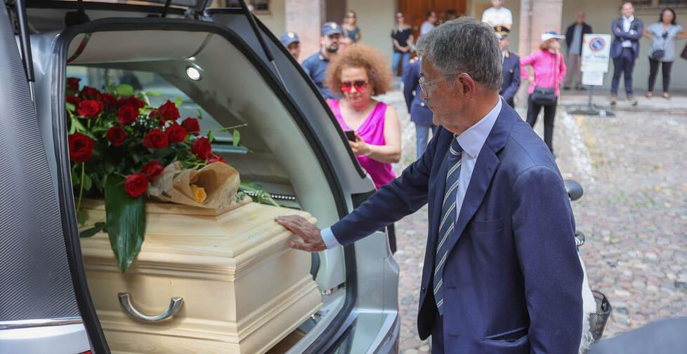 L’ultimo saluto di Romano Prodi alla moglie scomparsa all’improvviso: «L’ho vista sorridere felice»