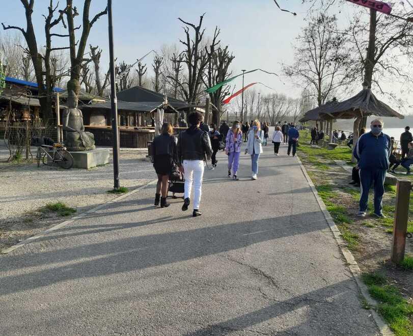 Colpisce con un pugno la presunta rivale in amore