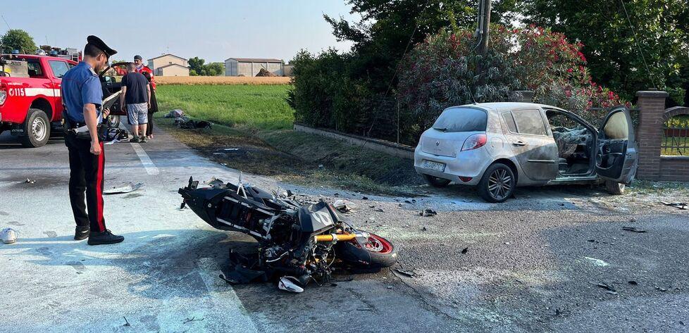 Schianto e fiamme, due feriti gravi