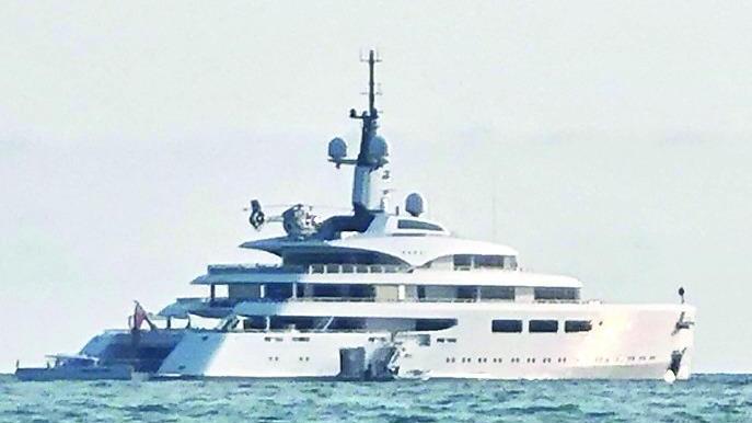Forte dei Marmi, rischia di annegare pur di arrivare a nuoto allo yacht di DiCaprio