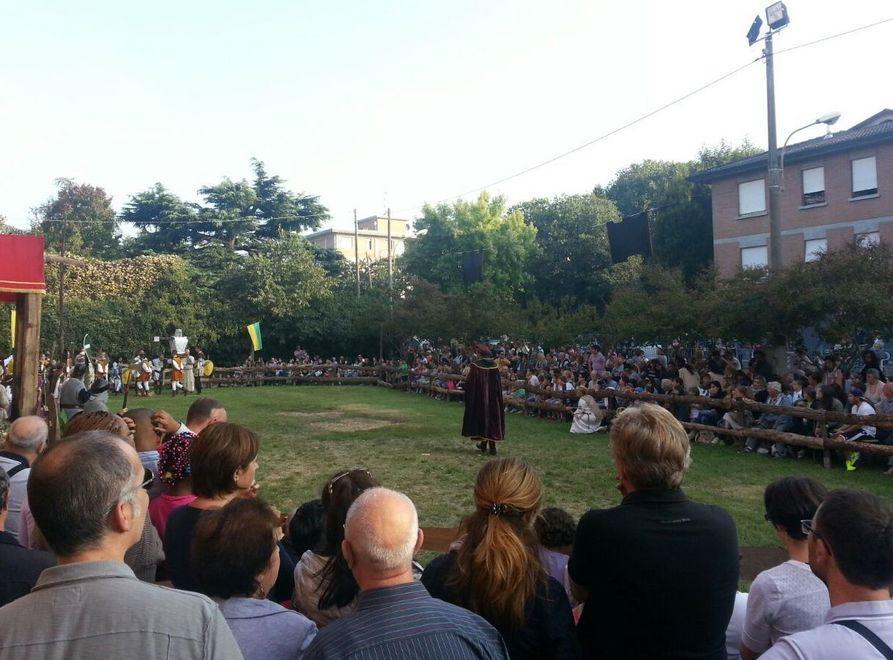 Una Matilde-giornalista sfila sul cavallo 