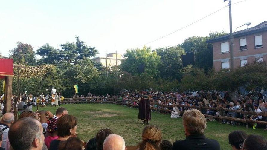 Una Matilde-giornalista sfila sul cavallo