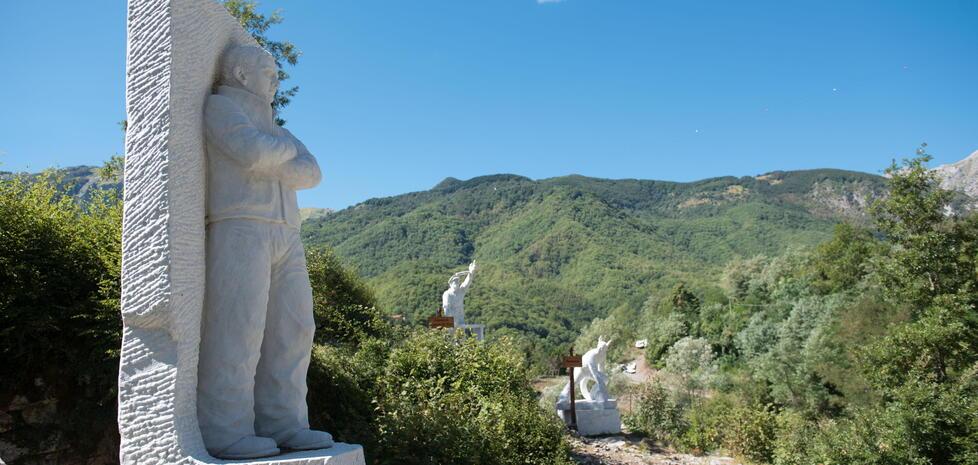 Vagli, la statua di Berlusconi nel parco sul lago. Lì ci sono anche quelle di Trump e Putin