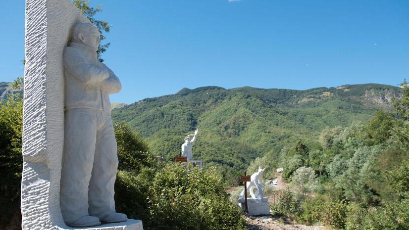 Vagli, la statua di Berlusconi nel parco sul lago. Lì ci sono anche quelle di Trump e Putin