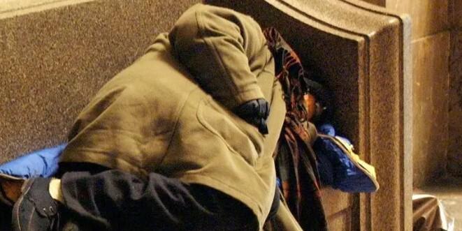 Clochard muore nel sonno dopo la lite: indagato un altro senza tetto