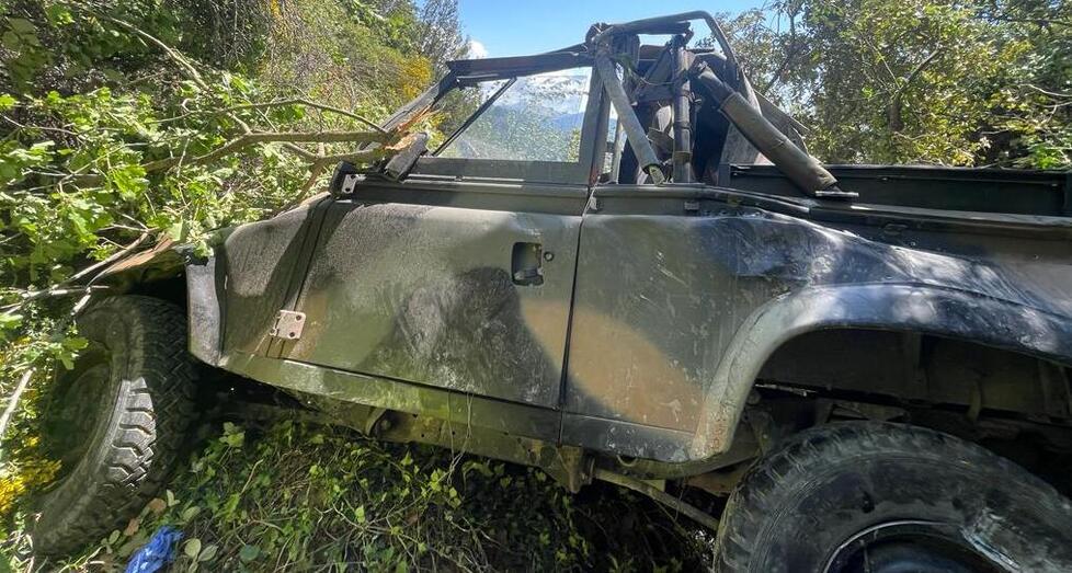 Morti con la jeep dell'Esercito nel burrone: il sentiero era troppo stretto per il Defender