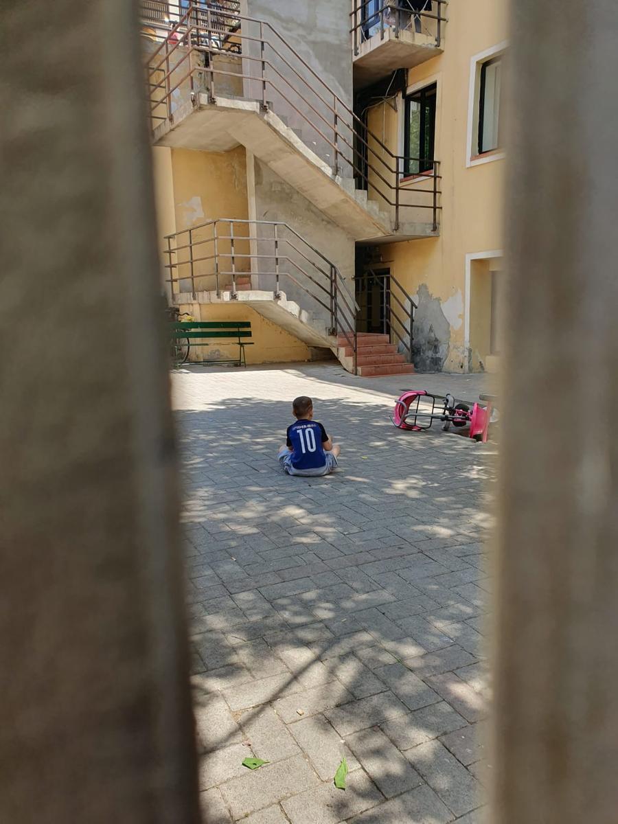 Bambina scomparsa a Firenze, gli amichetti di Kata da soli tra giochi e rifiuti all’ex hotel