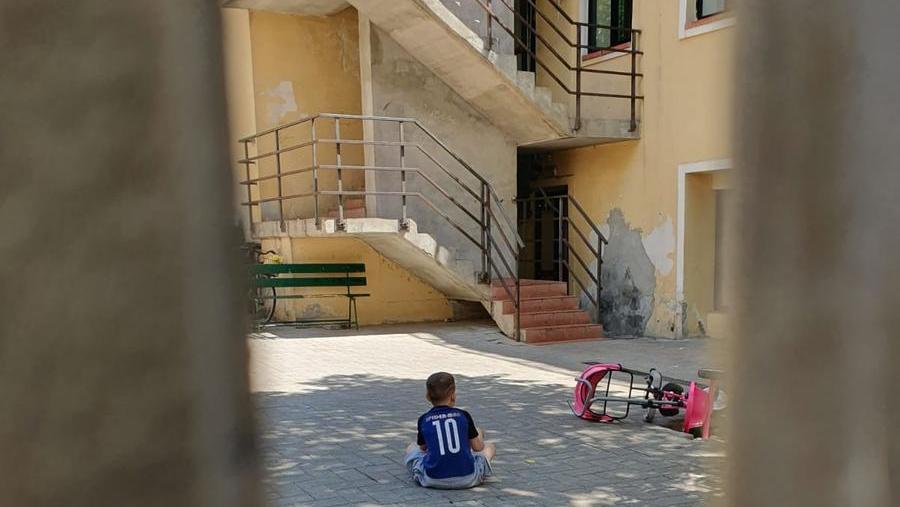 Bambina scomparsa a Firenze, gli amichetti di Kata da soli tra giochi e rifiuti all’ex hotel