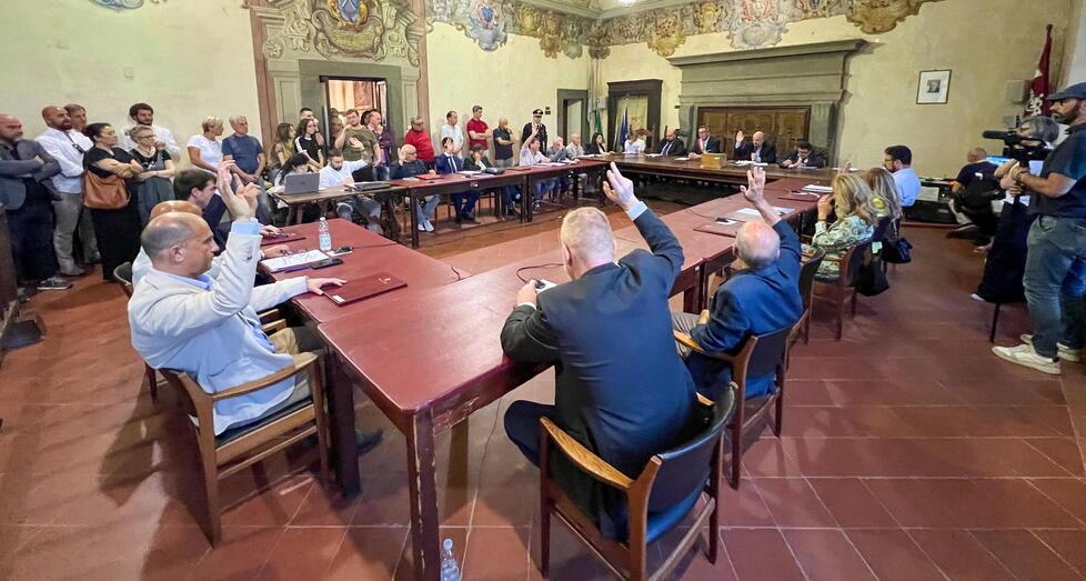 Pescia, sala consiliare gremita per l’insediamento del neo sindaco Franchi