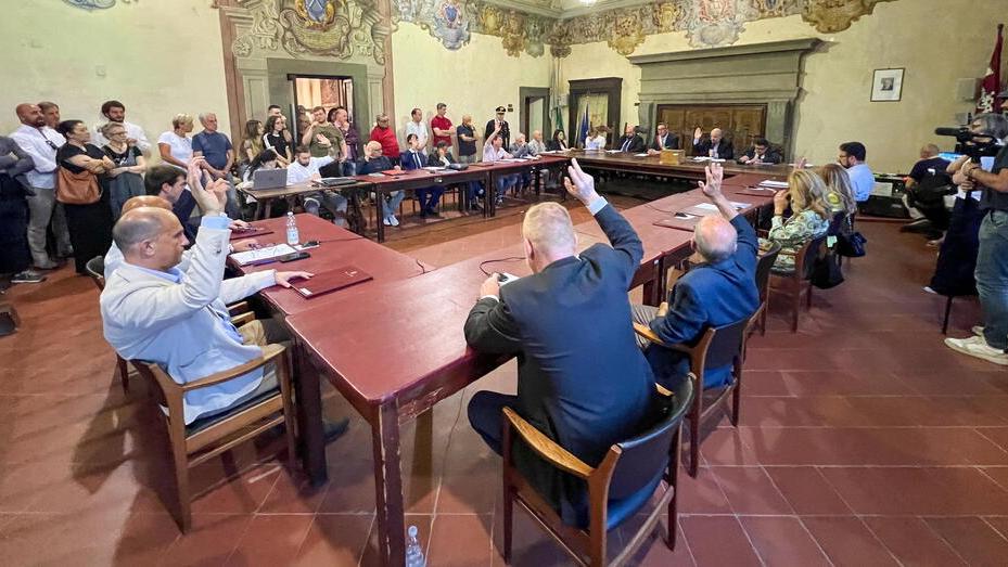 Pescia, sala consiliare gremita per l’insediamento del neo sindaco Franchi