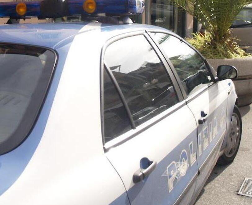 Forte dei Marmi, rubano una pelliccia da settemila euro: la commessa li insegue e li fa arrestare