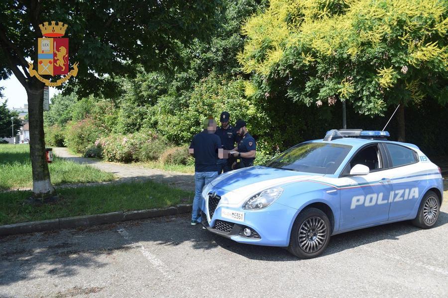 Carpi. Servizi antidroga della polizia nei parchi: multe, denunce e uno straniero irregolare sanzionato con l’espulsione