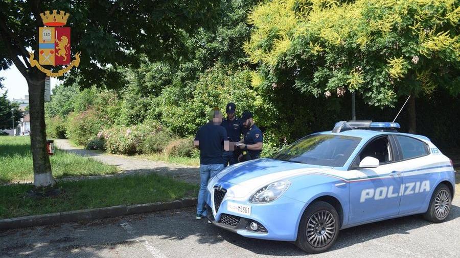 Carpi. Servizi antidroga della polizia nei parchi: multe, denunce e uno straniero irregolare sanzionato con l’espulsione