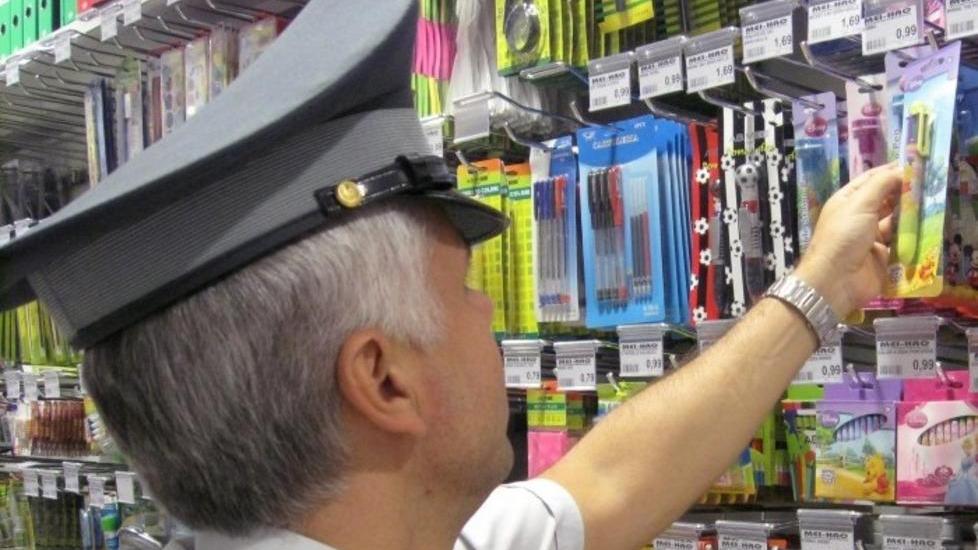 Maxi-sequestro di prodotti scolastici illegali e pericolosi