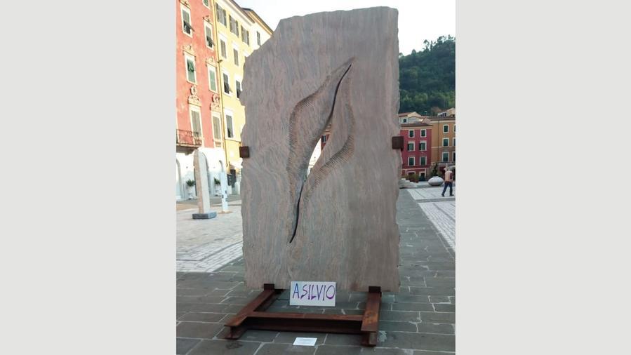 Carrara, sulla scultura audace spunta la dedica a Silvio Berlusconi