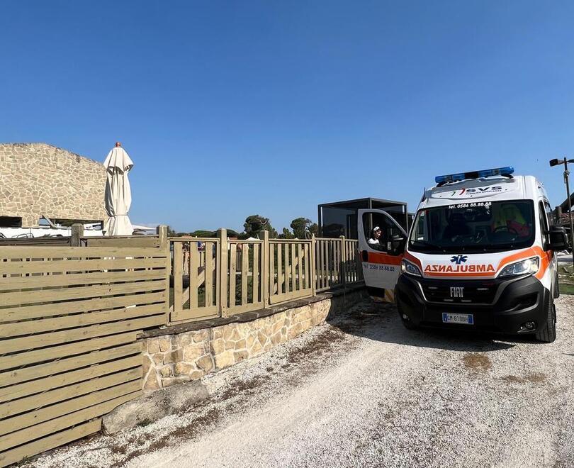 Tirrenia, si tuffa in piscina e va a fondo: studente salvato in extremis