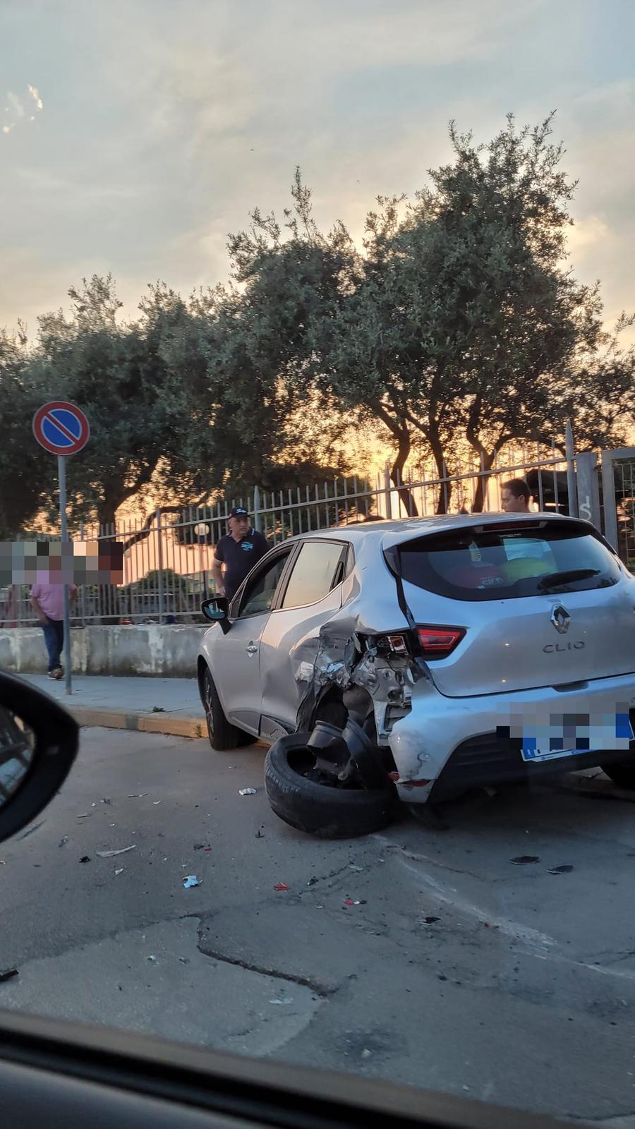Porto Torres, centra un’auto parcheggiata davanti al parco di Balai e la trascina per molti metri, poi scappa: trovato in un locale il conducente “pirata”