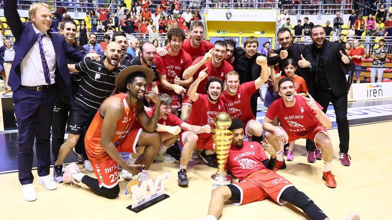 Basket, Pistoia bentornata in serie A1: vittoria travolgente a Torino. Esplode la festa in città – Video