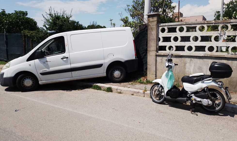 Lo scooter e il furgone dopo lo scontro in via della Padula
