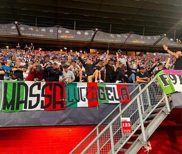 Alcuni ultras presenti allo stadio di Enschede (Foto Tifo Toscano)